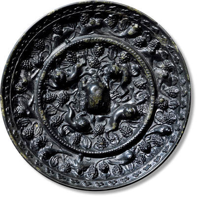 上海匡时2025年春季拍卖会 海兽葡萄镜，直径：10.4cm，厚：1.2cm，重：419.7g，圆形，伏兽钮。一圈连珠纹凸梁将镜背纹饰分为内外两区。内区纹饰为高浮雕四只海兽，皆身躯曲卧，昂首仰天，攀援蹲伏于葡萄枝蔓之间。外区一圈饰以只只禽鸟展翅飞翔或停栖于葡萄枝蔓间。高镜缘缓倾面饰连排卷叶纹。