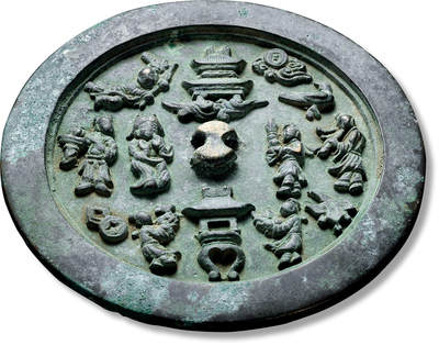 上海匡时2025年春季拍卖会 多宝镜，直径：12.8cm，厚：0.5cm，重：344.8g，圆形，银锭钮，镜面饰以祥云仙阁、仙人、童子、八宝等。此镜为明代人物故事镜中难得的精美品，纹饰生动，版模一流，品相上佳。