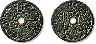 上海匡时2025年春季拍卖会 早期增福财神背楼阁人物财宝花钱一枚，直径：53.6mm，厚：1.8mm，重量：26.8g，此钱面穿上阴刻增福二字，两侧各为福神、财神坐于太师椅。穿下卧鹿，身上有增禄二字。左童子、右仕子各抱巨大砲杖。左上书招财童子，右上文字利市仙官。周边散饰银锭、犀角、银版、铜钱等杂宝。背左上亭台楼阁，屋内有银版、犀角。右上有穿云龙张牙舞爪，穿下为聚宝盆。左右各有一人，百姓打扮，左一人背后有金版交叉相叠，上书金片。