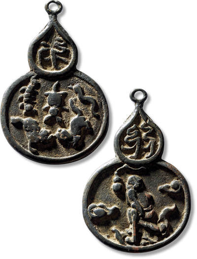 上海匡时2025年春季拍卖会 明八仙五毒挂花一枚，长：75.4mm，厚：5mm，重量：54.1g，极美品，备注：日本湧泉堂旧藏