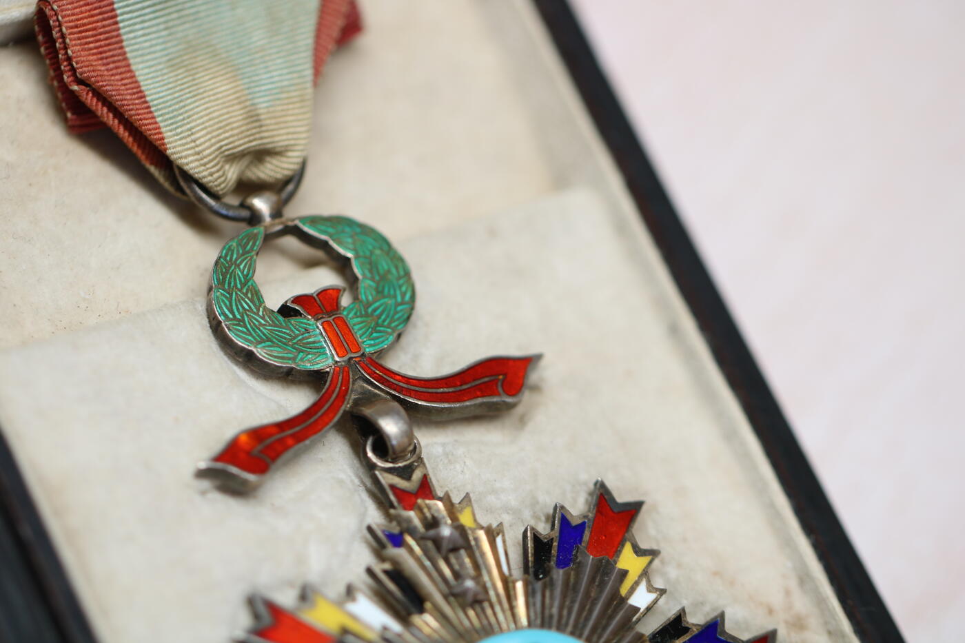 大猫徽章拍卖 第273期 北洋政府五等文虎勋章 原绶原盒 珐琅有轻微剥皮