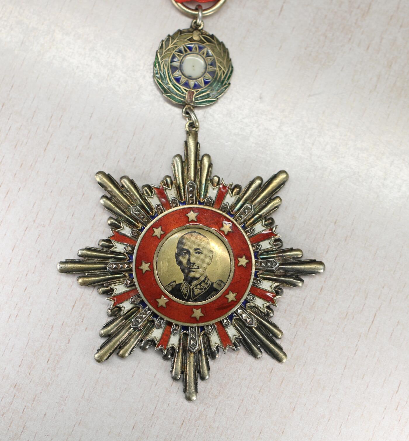 大猫徽章拍卖 第273期 国民政府 八年抗战胜利勋章 绶带非原配 余品相完好