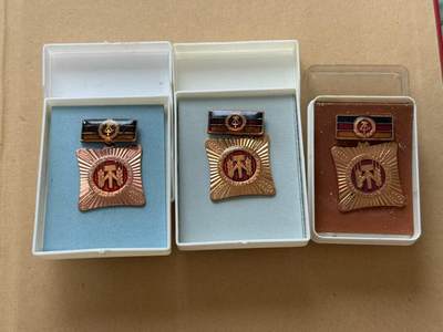 韵星假日拍卖第十九期 -- Rimey Holidays Auction 19 - 民主德国集体劳动荣誉奖章一组带盒