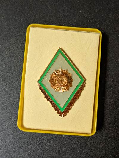 韵星假日拍卖第十九期 -- Rimey Holidays Auction 19 - 民主德国内政部武装力量学院校徽 早期转轮带盒 稀少