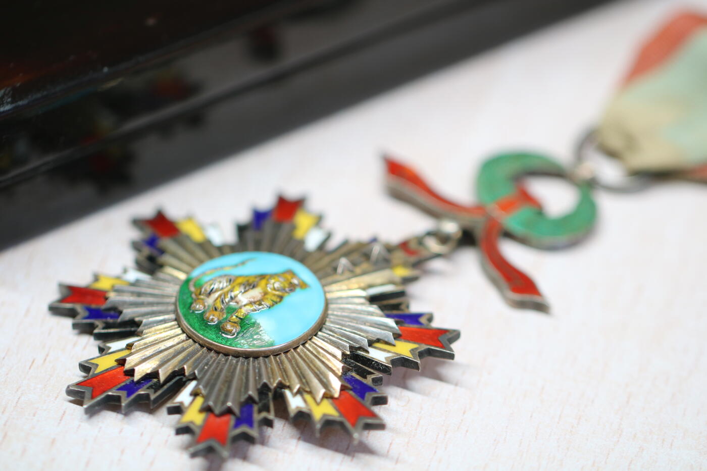 大猫徽章拍卖 第273期 北洋政府五等文虎勋章 原绶原盒 珐琅有轻微剥皮