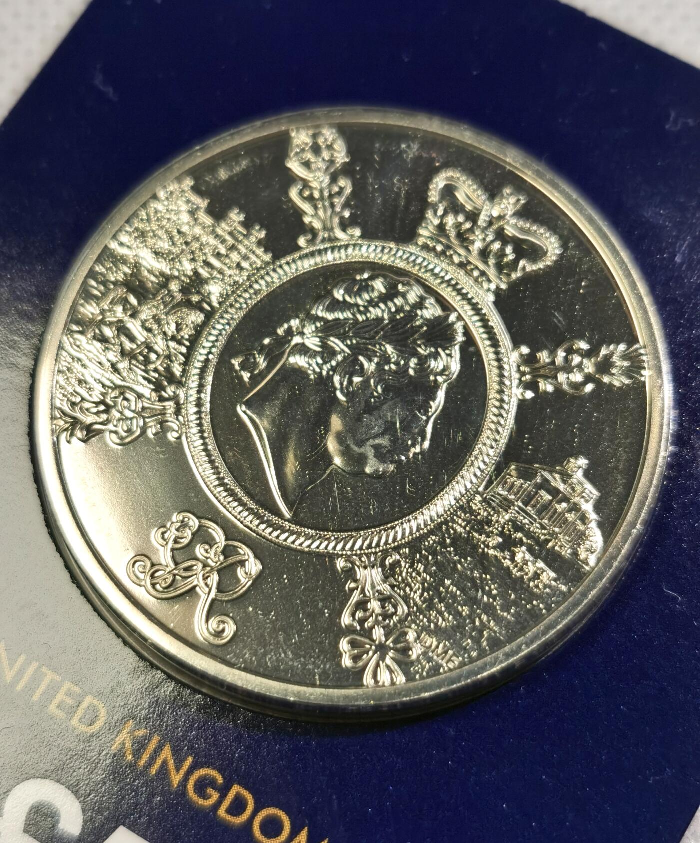  甄臻铺-世界币章拍卖（第22期），送拍享返佣金等优惠多多-麦稀奇收藏嘉年华 英国2020年5英镑纪念币，正面是伊丽莎白二世女王头像，背面是乔治四世四国花卉