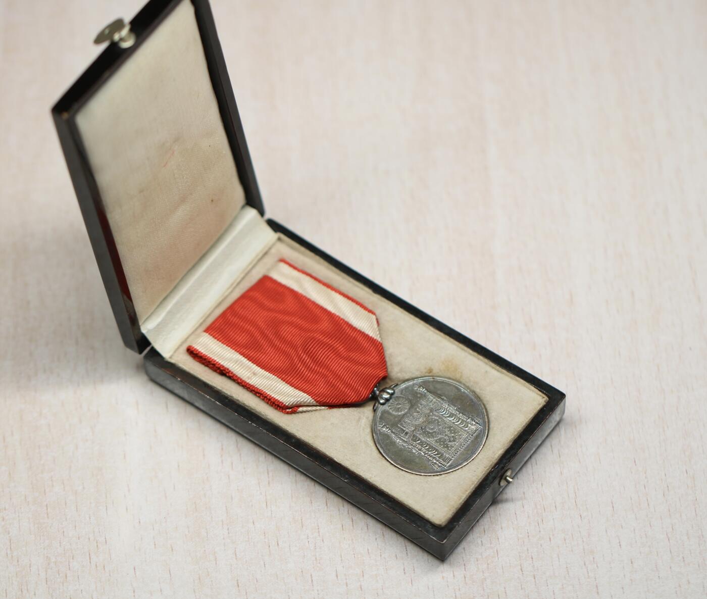 大猫徽章拍卖 第273期 日本明治宪法纪念章 银质 原盒