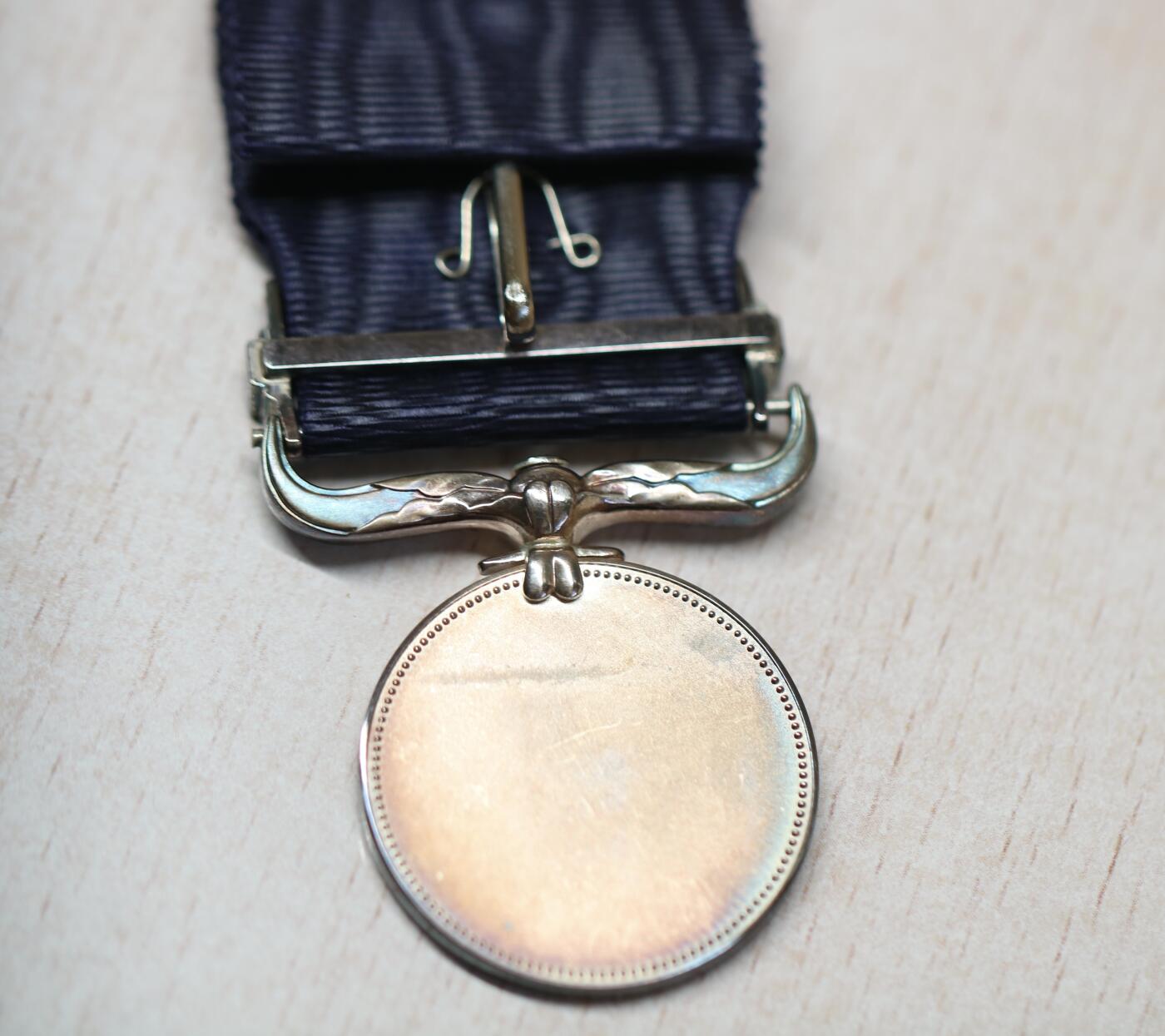 大猫徽章拍卖 第273期 日本银质绀绶褒章 原盒