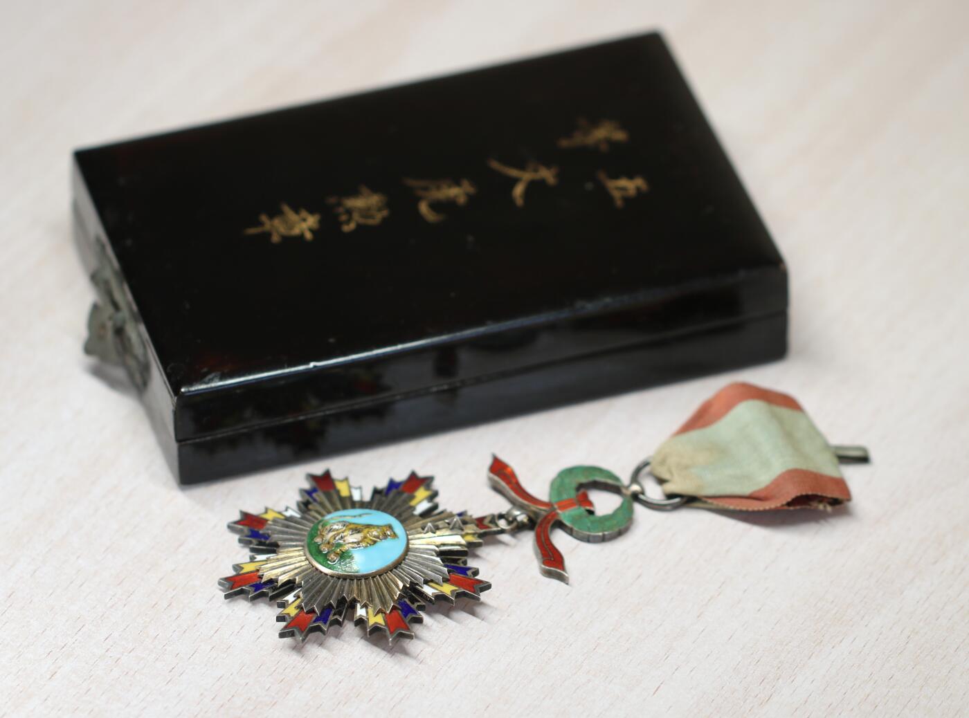 大猫徽章拍卖 第273期 北洋政府五等文虎勋章 原绶原盒 珐琅有轻微剥皮