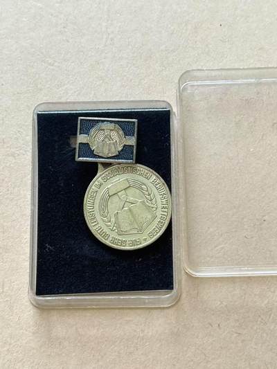 韵星假日拍卖第十九期 -- Rimey Holidays Auction 19 - 民主德国中等专业学校职业竞赛优异成就奖章带盒
