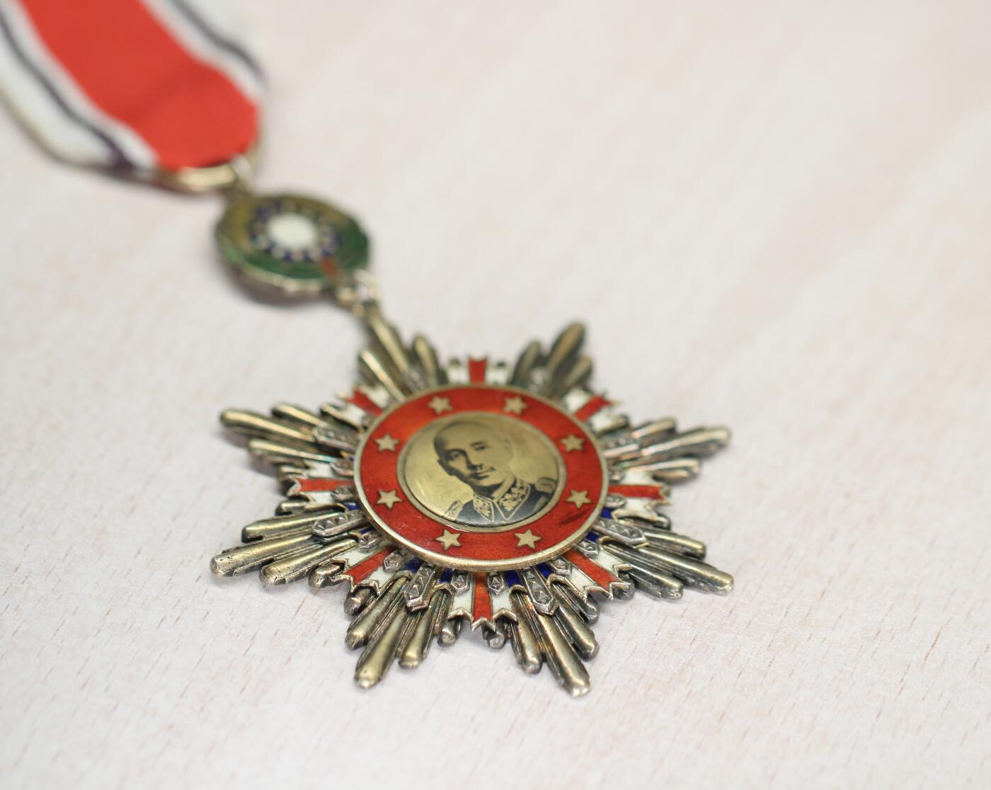 大猫徽章拍卖 第273期 国民政府 八年抗战胜利勋章 绶带非原配 余品相完好