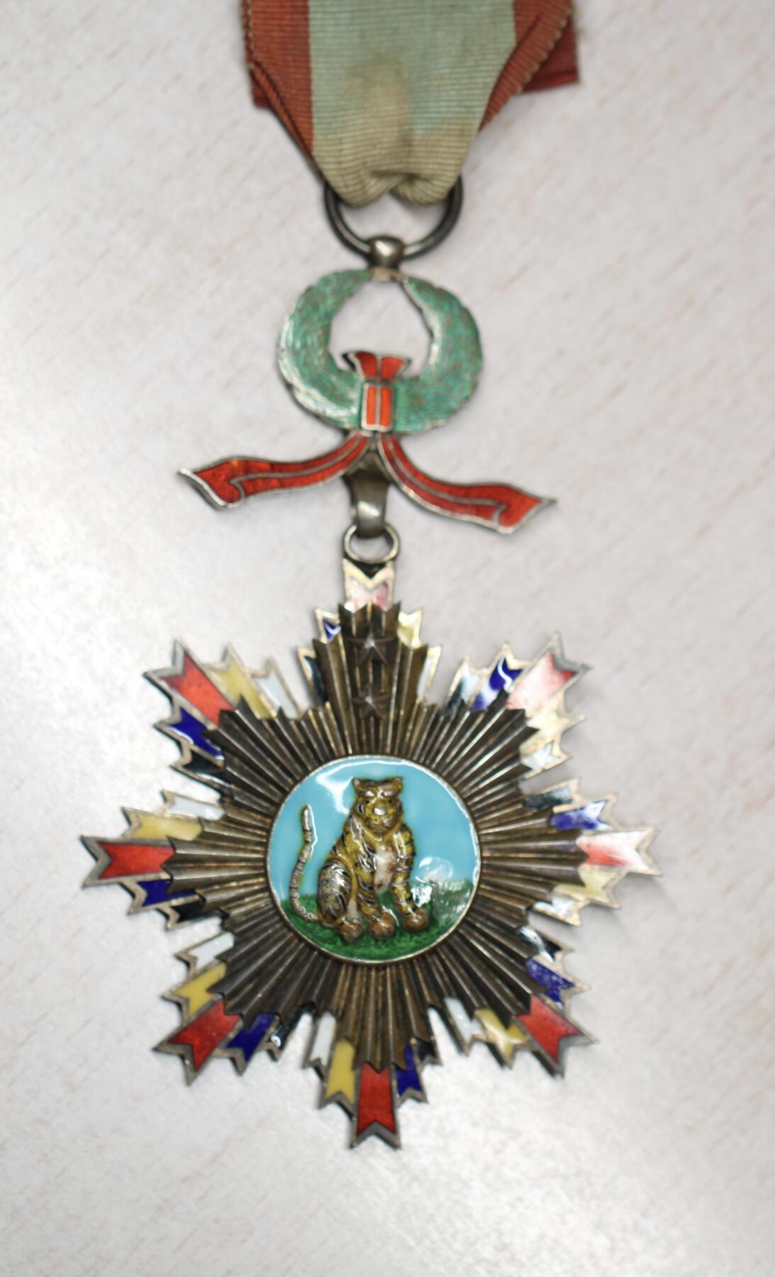 大猫徽章拍卖 第273期 北洋政府五等文虎勋章 原绶原盒 珐琅有轻微剥皮