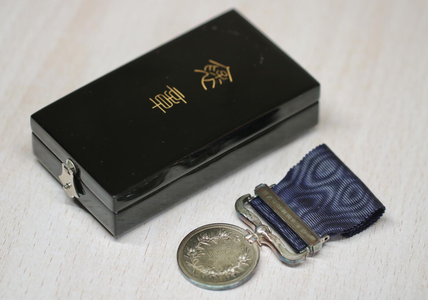 大猫徽章拍卖 第273期 日本银质绀绶褒章 原盒