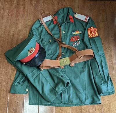 韵星假日拍卖第十九期 -- Rimey Holidays Auction 19 - 越南社会主义共和国k94军服大全套 -- 最著名的系列 带肩章腰带帽子裤子上衣臂章军种识别牌 原主获得两次战功勋章两枚 完好无损无虫蛀 稀少