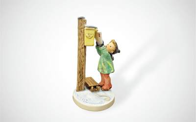 上海拍卖行2025年春季西洋艺术品拍卖会 - 德国西姆娃娃"Letters to Santa Claus"瓷塑摆件(H:18cm)