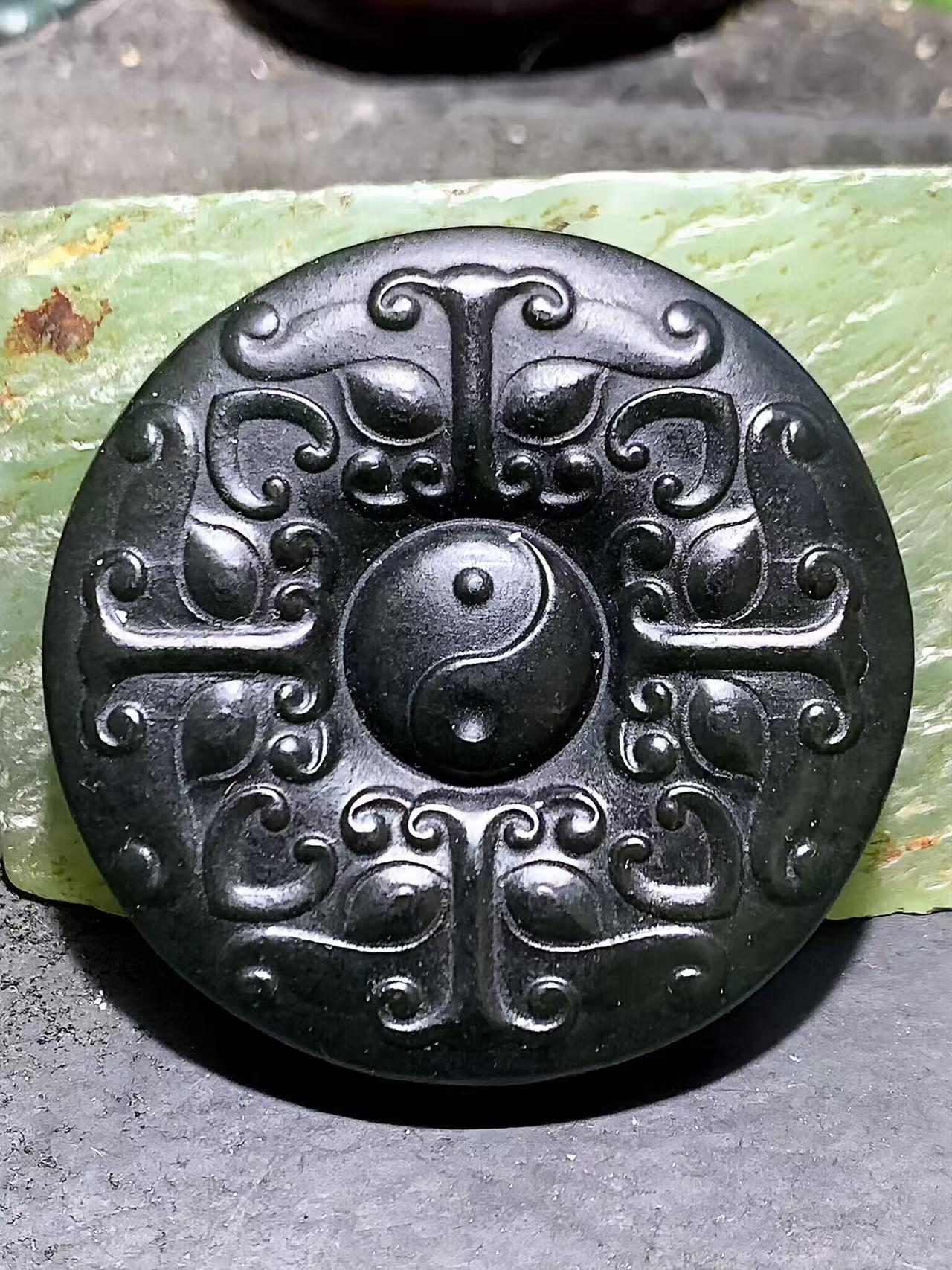 精美新疆和田青玉雕刻太极阴阳鱼兽面纹圆牌一块，