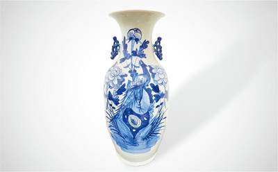 上海拍卖行2025年春季西洋艺术品拍卖会 - 日本回流中国手绘青花"凤穿牡丹"镂空双耳古董花瓶(H:42.5cm)
