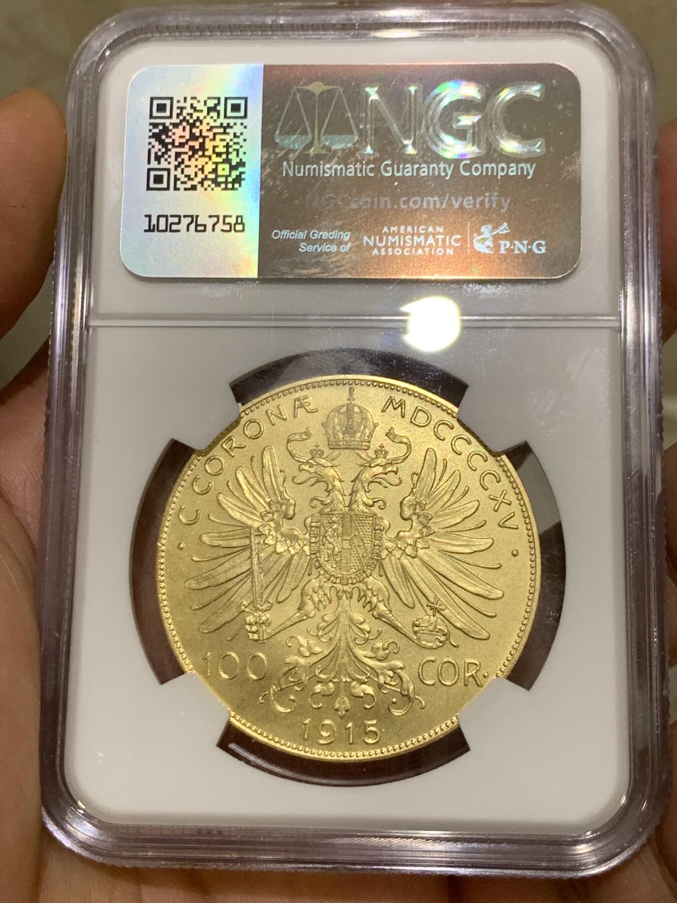 《竞宝斋》第394场 周日，周一，2场连拍 （全场包邮） NGC MS67 奥匈帝国1915年弗朗茨约瑟夫一世100克朗大金币 后铸版 亚军分 33.87克 900金 奥匈帝国在一战中战败，战后的《凡尔赛条约》肢解了这个不可一世的帝国，并要作为帝国主体的奥地利支付巨额的战争赔款。于是，战后的奥地利政府利用1915年的旧模具，铸造了大量不同面值的金币，用以支付战争赔款。