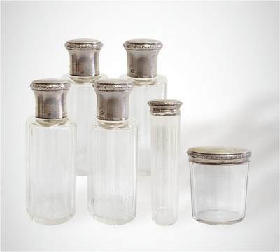 上海拍卖行2025年春季西洋艺术品拍卖会 - 约20世纪初欧洲贵族定制款香水化妆水晶玻璃瓶套组(L-size)