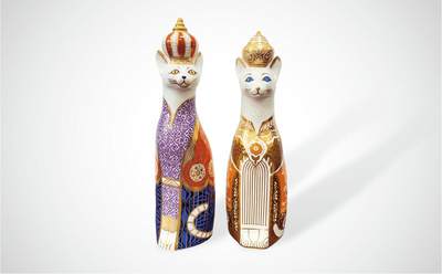 上海拍卖行2025年春季西洋艺术品拍卖会 - 英国Royal Derby骨瓷"Royal Cats"手绘描金镇纸(H:23cm)