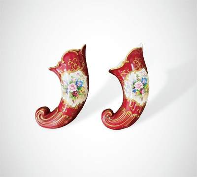 上海拍卖行2025年春季西洋艺术品拍卖会 - 欧洲手绘花卉号角造型红釉描金壁饰(L:18cm)