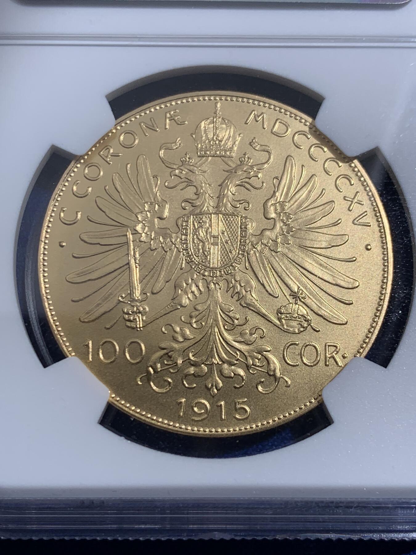 《竞宝斋》第394场 周日，周一，2场连拍 （全场包邮） NGC MS67 奥匈帝国1915年弗朗茨约瑟夫一世100克朗大金币 后铸版 亚军分 33.87克 900金 奥匈帝国在一战中战败，战后的《凡尔赛条约》肢解了这个不可一世的帝国，并要作为帝国主体的奥地利支付巨额的战争赔款。于是，战后的奥地利政府利用1915年的旧模具，铸造了大量不同面值的金币，用以支付战争赔款。