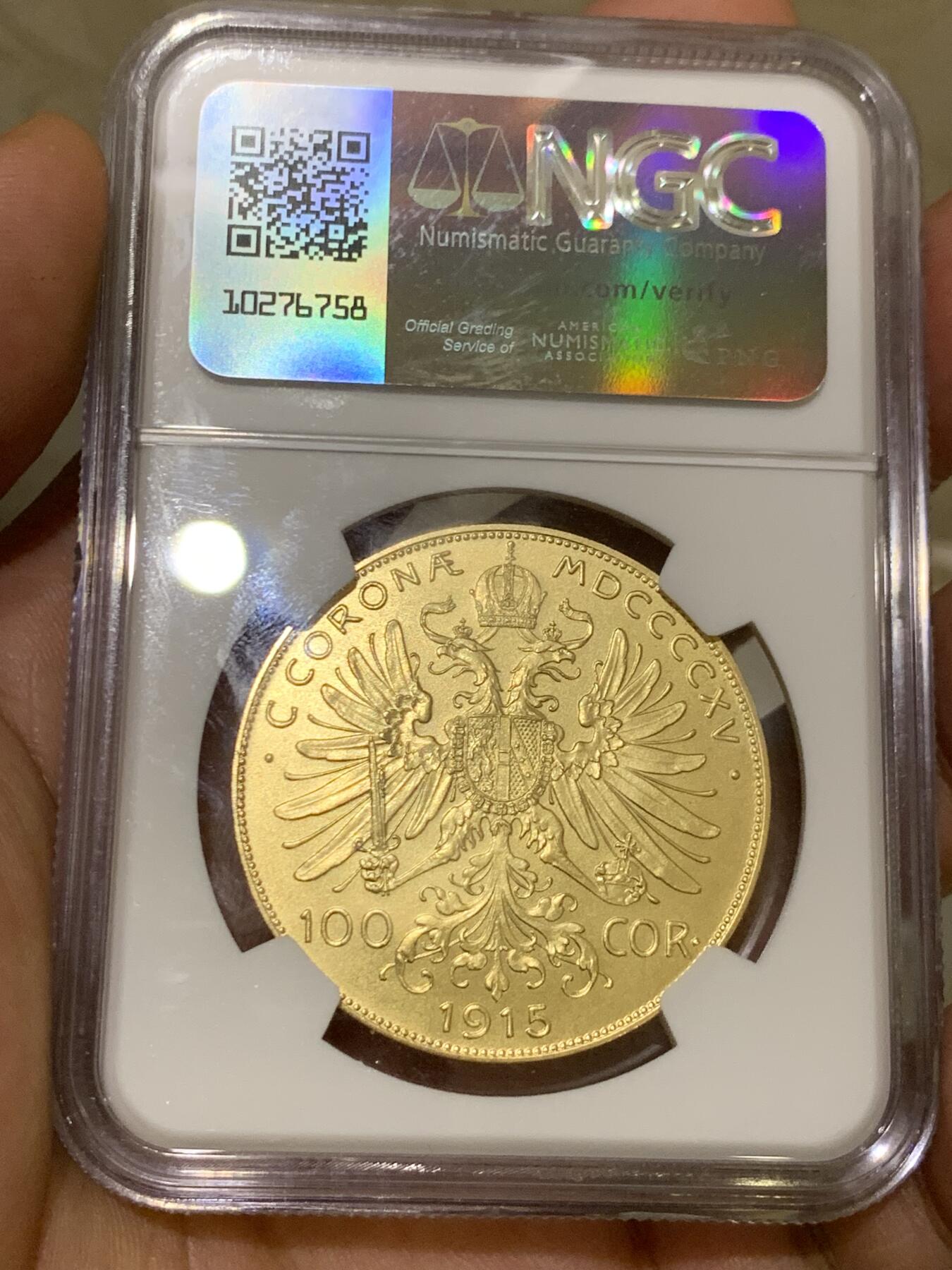 《竞宝斋》第394场 周日，周一，2场连拍 （全场包邮） NGC MS67 奥匈帝国1915年弗朗茨约瑟夫一世100克朗大金币 后铸版 亚军分 33.87克 900金 奥匈帝国在一战中战败，战后的《凡尔赛条约》肢解了这个不可一世的帝国，并要作为帝国主体的奥地利支付巨额的战争赔款。于是，战后的奥地利政府利用1915年的旧模具，铸造了大量不同面值的金币，用以支付战争赔款。