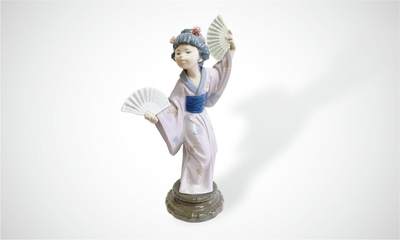 上海拍卖行2025年春季西洋艺术品拍卖会 - 西班牙雅致"日本歌伎"瓷偶摆件(H:30cm)