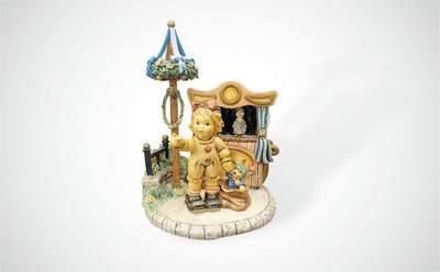 上海拍卖行2025年春季西洋艺术品拍卖会 - 德国Goebel公司出品西姆娃娃"Puppet Theatre"限定版组合摆件(13x15x21cm,附八音盒功能)