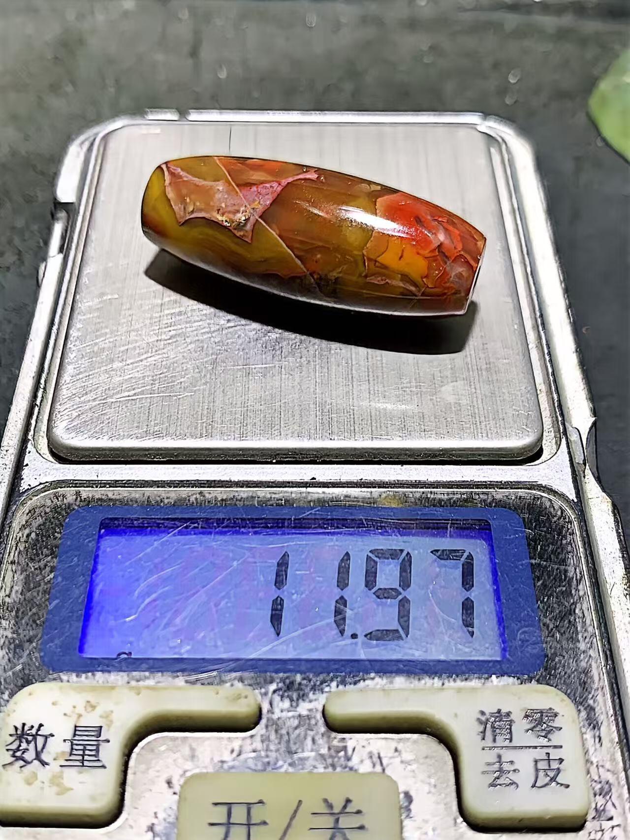 冻料草花纹战国红玛瑙天珠形通货桶珠一个，