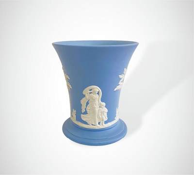 上海拍卖行2025年春季西洋艺术品拍卖会 - 英国Wedgwood碧玉畑石器"神话人物故事"花瓶(H:9.5cm)