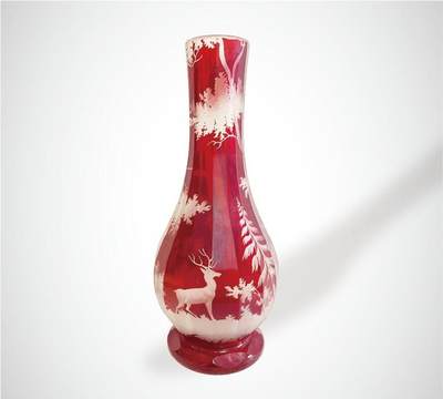 上海拍卖行2025年春季西洋艺术品拍卖会 - 捷克刻花驯鹿场景套色玻璃花瓶(H:27cm)