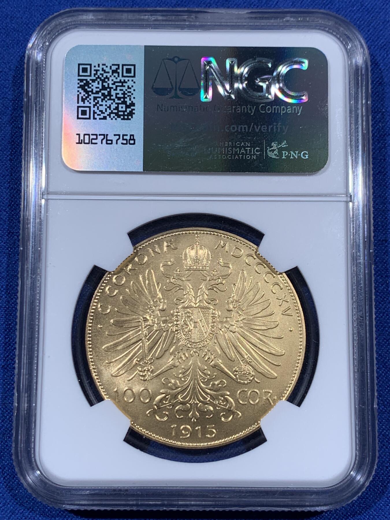 《竞宝斋》第394场 周日，周一，2场连拍 （全场包邮） NGC MS67 奥匈帝国1915年弗朗茨约瑟夫一世100克朗大金币 后铸版 亚军分 33.87克 900金 奥匈帝国在一战中战败，战后的《凡尔赛条约》肢解了这个不可一世的帝国，并要作为帝国主体的奥地利支付巨额的战争赔款。于是，战后的奥地利政府利用1915年的旧模具，铸造了大量不同面值的金币，用以支付战争赔款。