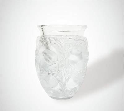上海拍卖行2025年春季西洋艺术品拍卖会 - 法国LALIQUE"百鸟争鸣"磨砂水晶赏瓶(H:17cm)