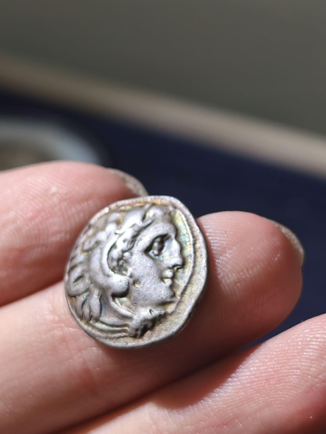 星盘钱币6.28外国古典币专场 满打全打大力神一德，正背面一点不少，全打上了，连领子底下的圈都打上了，这个在一德大力神里算是比较难得的，而且这个有漂亮的彩色包浆，头像也十分帅气，铭文清晰