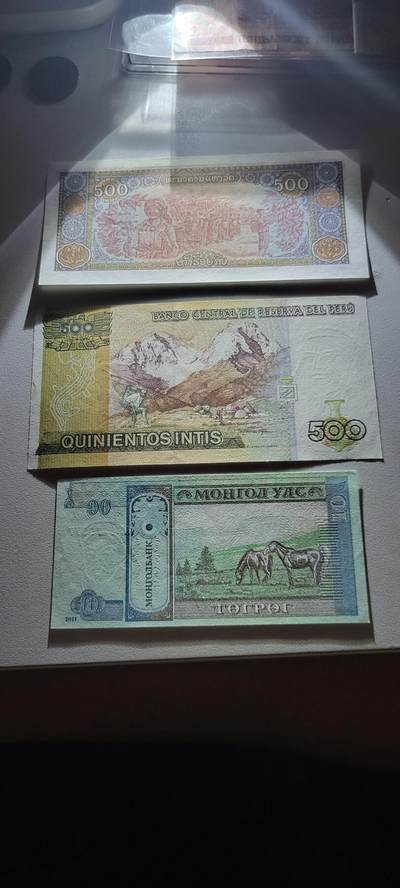 2025第十七期 纸币均有灯光 外国纸币三张均为UNC