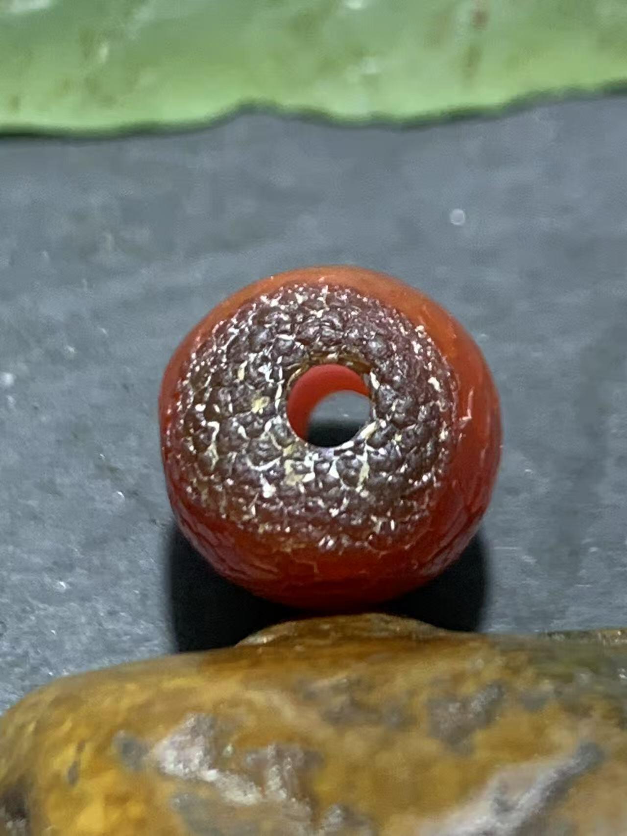 高玉化龙鳞风化纹缠丝玛瑙随形桶珠一颗，！