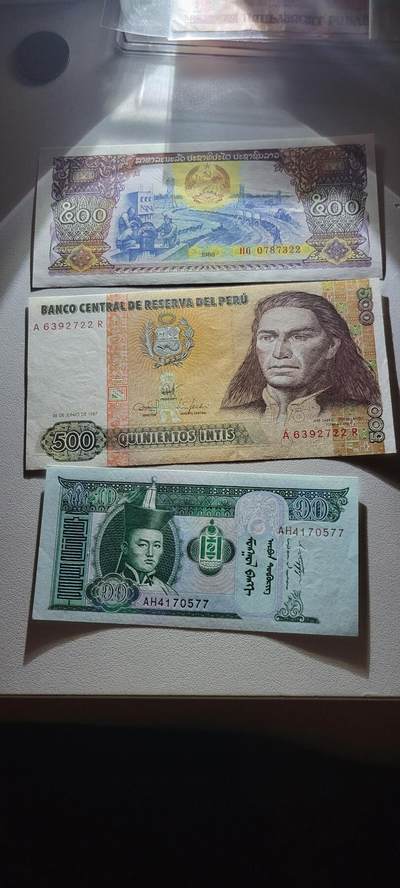 2025第十七期 纸币均有灯光 外国纸币三张均为UNC