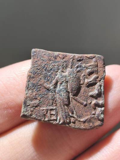 星盘钱币6.28外国古典币专场 - 沃诺尼斯与Spalahores合造的仿印度式方形铜币，正面为左手持大棒、右手为自己戴冠的赫拉克勒斯，背面为身负标枪、左手执盾牌、右手伸出作祈祷手势的雅典娜。这个很少见7.69g，细节很好，带有原铜光
