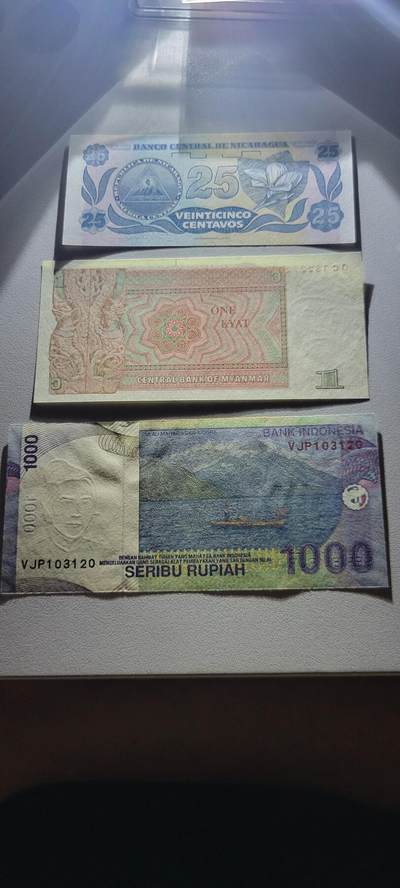 2025第十七期 纸币均有灯光 外国纸币三张均为UNC