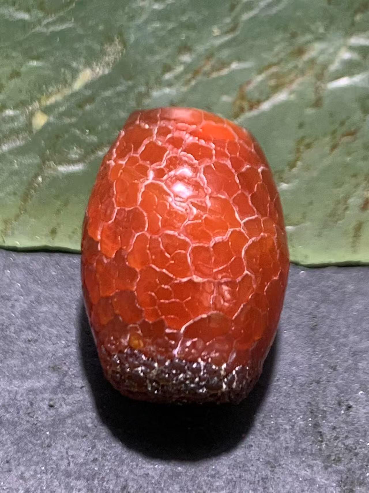 高玉化龙鳞风化纹缠丝玛瑙随形桶珠一颗，！