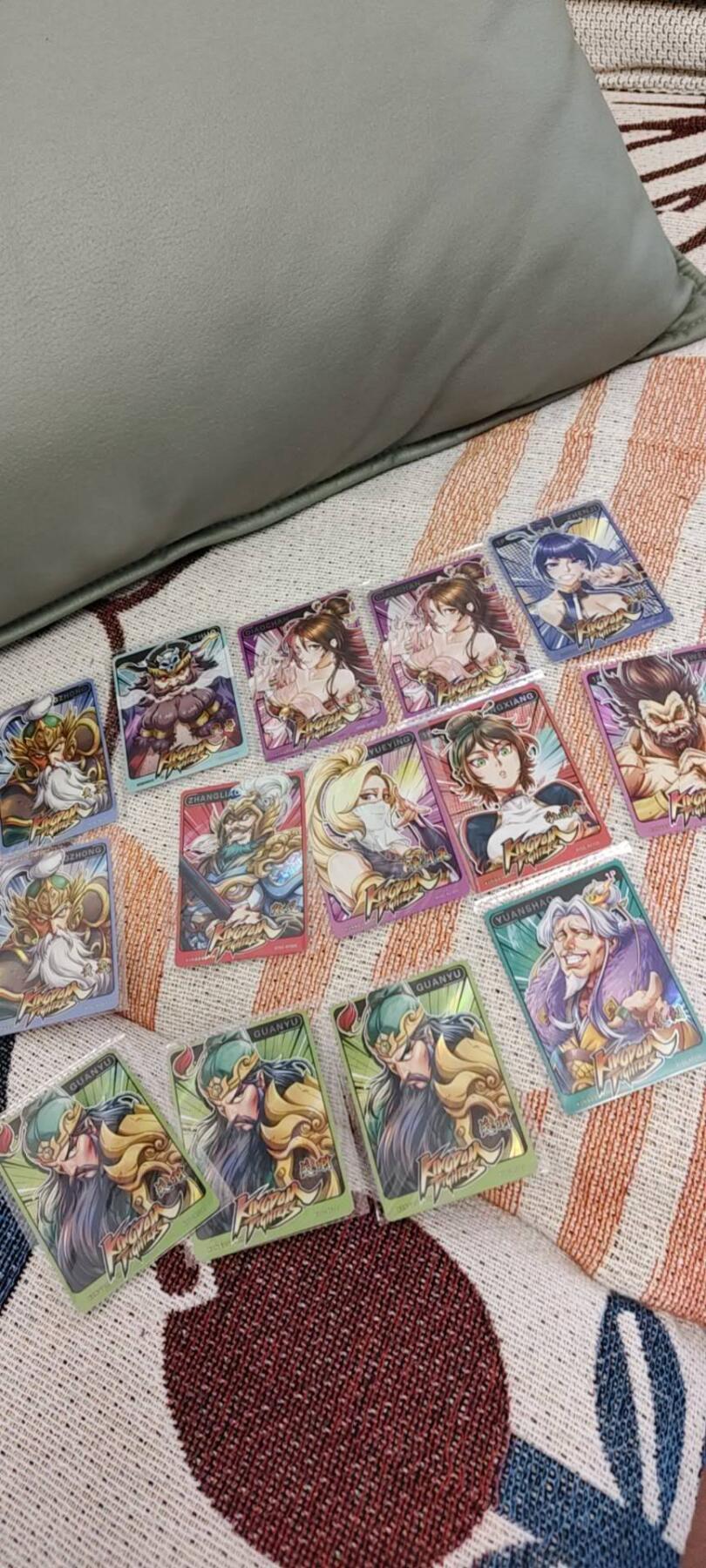 秋原瞳的小店第十六期（火辣辣的夏天，卡游最火哪吒和昆仑万象最火项目激情碰撞） 卡游三国接机礼盒大头原膜14张，包括经典关羽3张貂蝉2张甄姬1张