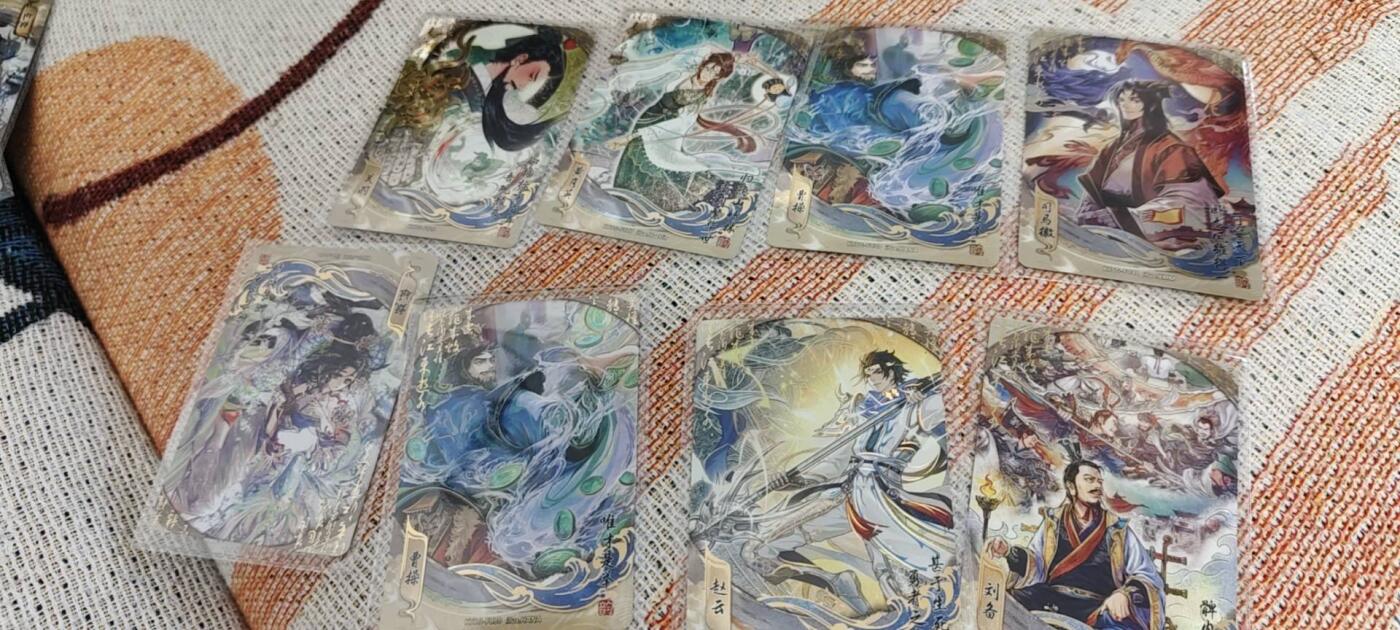 秋原瞳的小店第十六期（火辣辣的夏天，卡游最火哪吒和昆仑万象最火项目激情碰撞） 卡游三国3弹流芳传韵8张原膜套额外送一张曹操