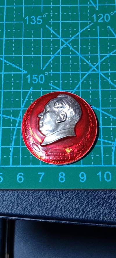 毛主席像章拍场 🔥🔥北京1系列套章之一🔥🔥毛主席像章，约38毫米