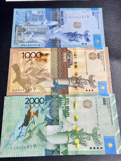 《外钞收藏家》第五百四十一期（本期有精品裸币版本系列、套币、靓号日元、热门评级）（本平台长期征集拍品、欢迎藏友们联系合作） - 哈萨克斯坦500（无47）、1000（无47）、2000面额 三张 全新