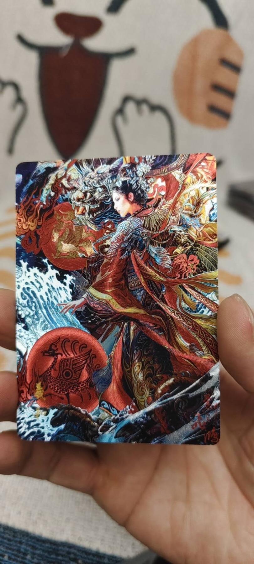 秋原瞳的小店第十六期（火辣辣的夏天，卡游最火哪吒和昆仑万象最火项目激情碰撞） q百里山海经粗闪特卡义和，实物很好看，配专业卡套