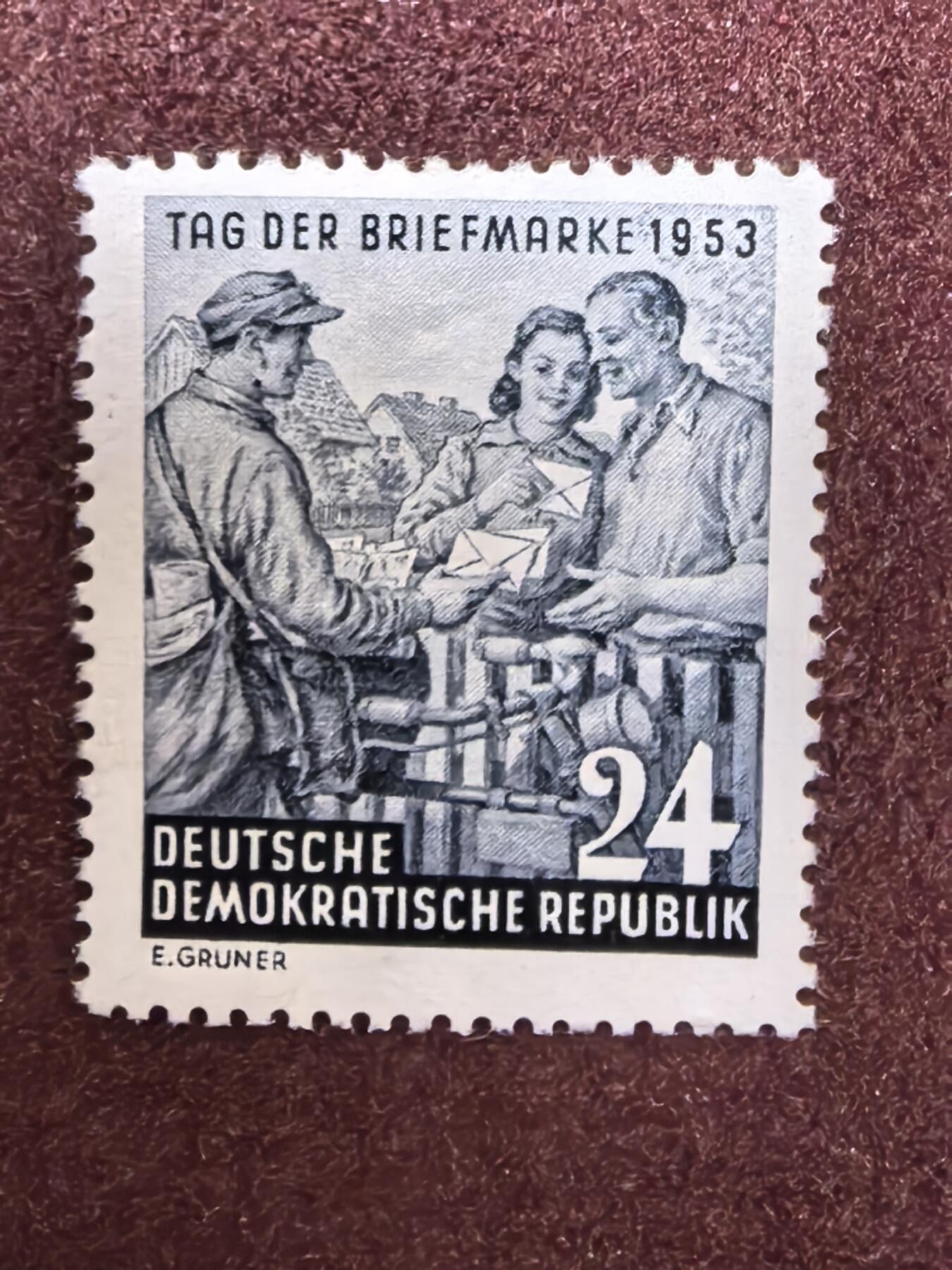 联合阁邮币社™ ——“精品多国邮票”  东德1953年 邮票日 乡村邮递员 1全 (背有掉胶)