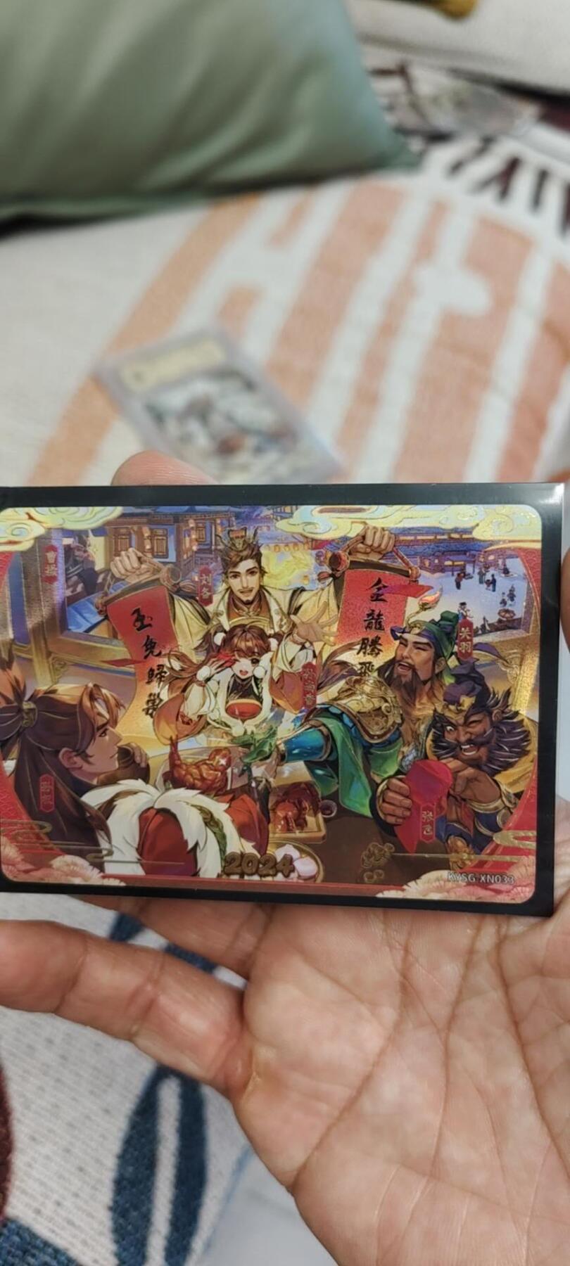 秋原瞳的小店第十六期（火辣辣的夏天，卡游最火哪吒和昆仑万象最火项目激情碰撞） 卡游三国龙年礼盒全家福特卡
