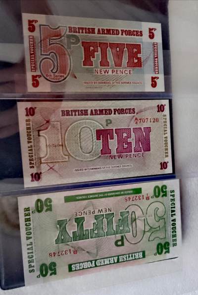 英国1972年5、10、50便士全新军票纸币3枚一套 - 英国1972年5、10、50便士全新军票纸币3枚一套