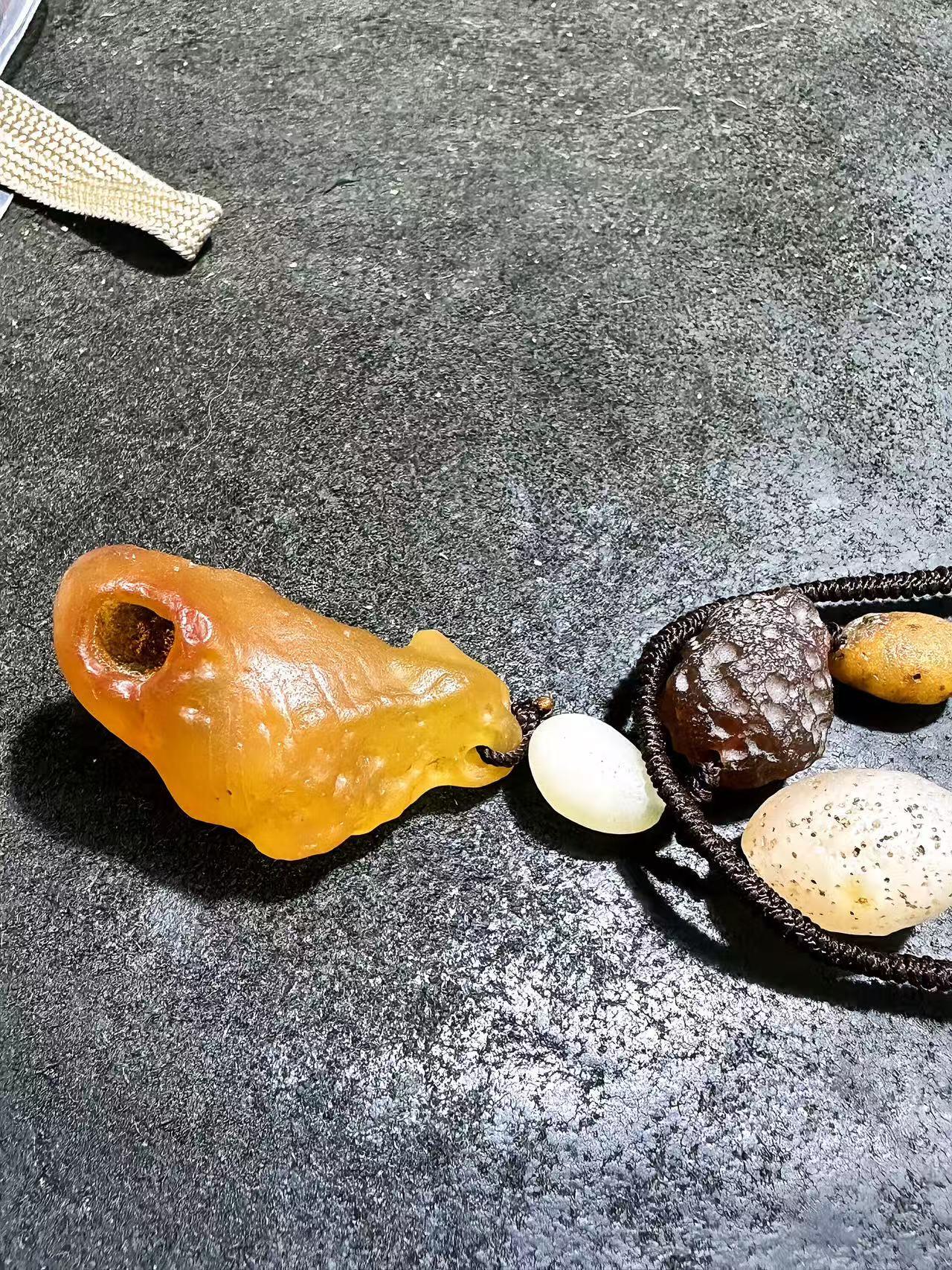 精美天然阿拉善彩珠玛瑙项链一条，，